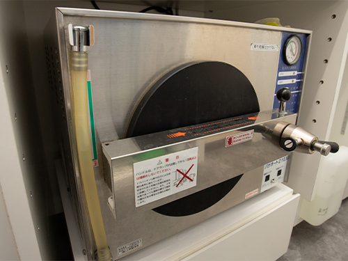 使用する機器を滅菌しています。